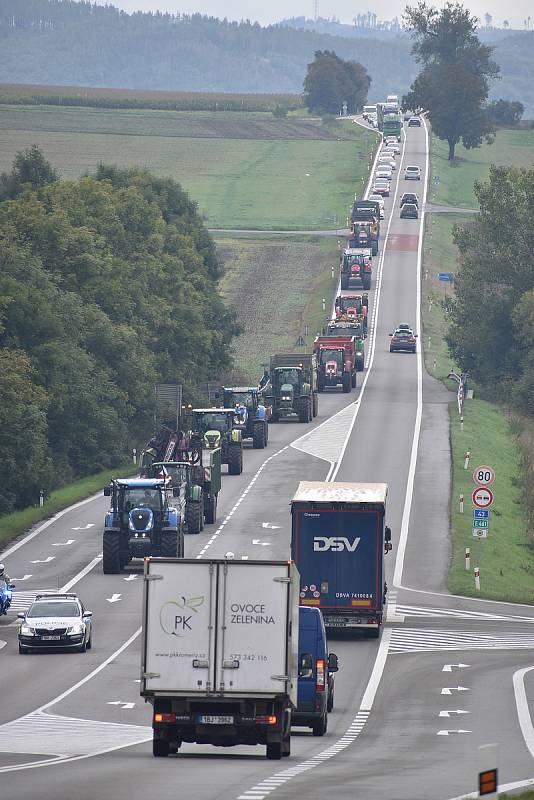 Vlajky a transparenty. Zemědělci z Blanenska protestovali pomalou jízdou v koloně na silnici I/43 také před dvěma lety.