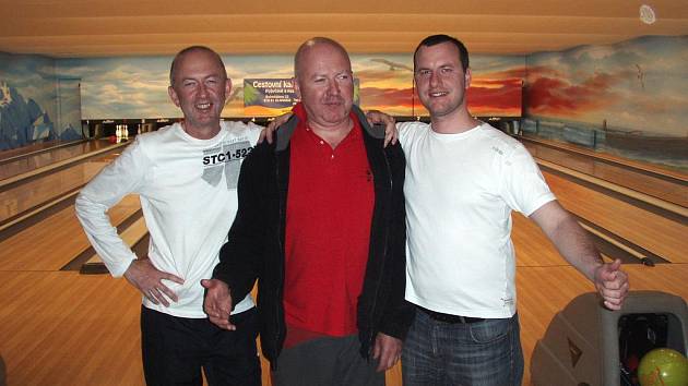 Bowlingový tým Stíny Blansko (zleva Vlastimil Chládek, Václav Chládek a Vlastimil Chládek ml.) si zahrají na mistrovství republiky Amatérské bowlingové ligy v Pardubicích.