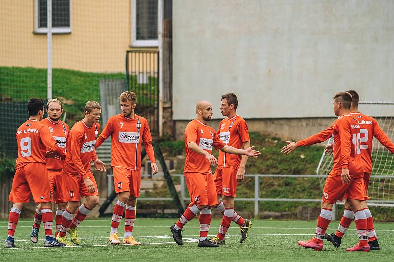 Fotbalisté Ráječka (v zeleném) sahali v Líšni po bodech, nemají ani jeden.