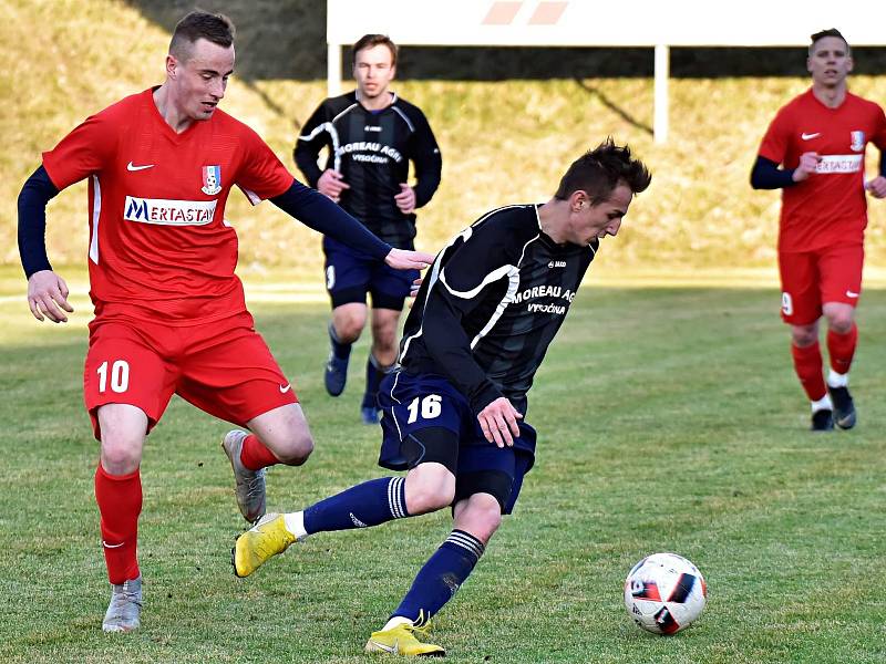 V posledním přípravném utkání na jarní start divize prohráli fotbalisté Blanska (červené dresy) s SFK Vrchonina 0:2