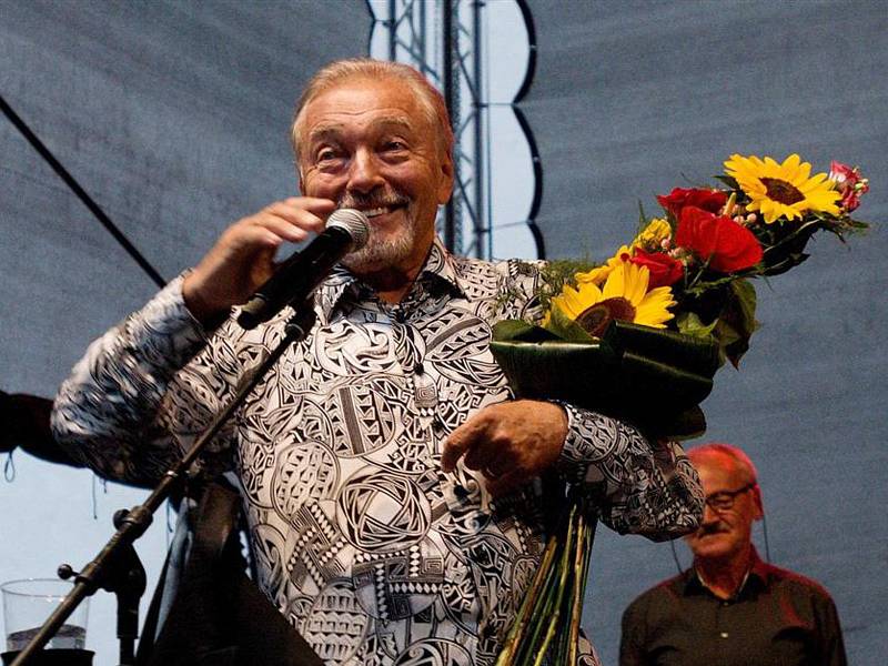 Zpěvák Karel Gott na koncertu při festivalu Retro 2.