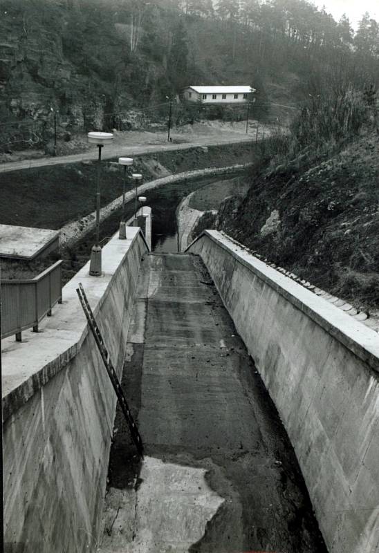 Pohled na skluz s vývarem a regulací pod hrází (listopad 1978).