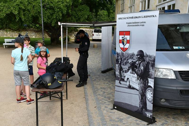 Policejní auta, hasiči, sanitka. Výstroj policistů a hloučky dětí i dospělých okolo. Na prostranství u Zámeckého skleníku v Boskovicích bylo ve středu dopoledne pořádně živo. O půl deváté ráno tam odstartovala akce Den s Policií ČR.