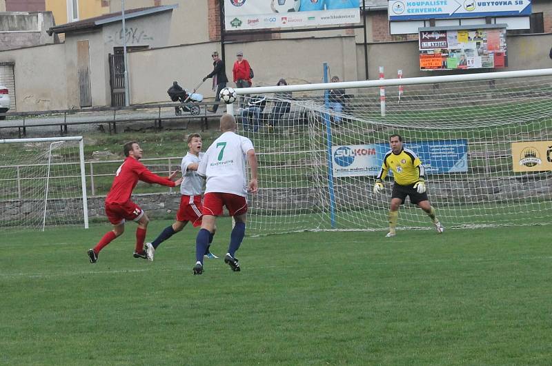 Fotbalisté Boskovic (v bílém) remizovali doma s favorizovanou Moravskou Slavií Brno 4:4. Domácí přitom ještě dvě minuty před koncem vedli 4:2. O výhru přišli až v nastavení.