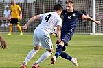 Ve druhém kole Moravskoslezské divize D vyhráli fotbalisté Blanska (modré dresy) v Lanžhotě 1:0.