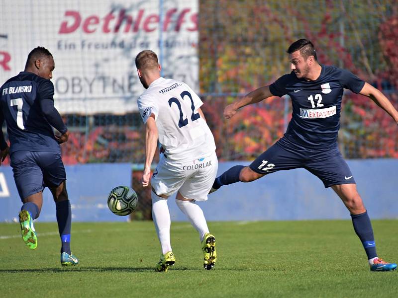 První vítězství ze hřiště soupeře si blanenský nováček (v modrém) MSFL přivezl z Kunovic, kde porazil rezervu prvoligového Slovácka 3:1.