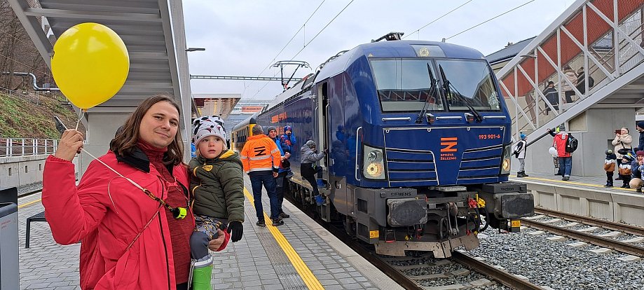Stovky lidí se v Adamově zúčastnily slavnostního otevření rekonstruované železniční trati mezi Brnem a Blanskem.