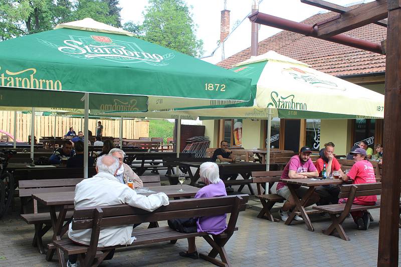 Některé zahrádky v Blansku byly v pondělí odpoledne vcelku slušně obsazené hosty, kteří přišli na pivo, jiné zely prázdnotou.