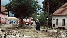 Historické snímky z ničivé povodně v Olešnici v roce 2002.