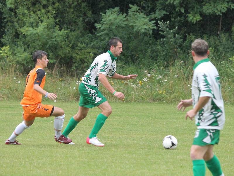 Fotbalisté FK Blansko (v oranžovém) porazili v přípravě Rájec-Jetřebí 4:0.