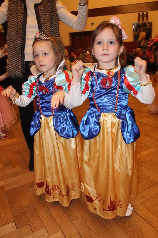 Děti v Boskovicích si na závěr jarních prázdnin užily pohádkový karneval.