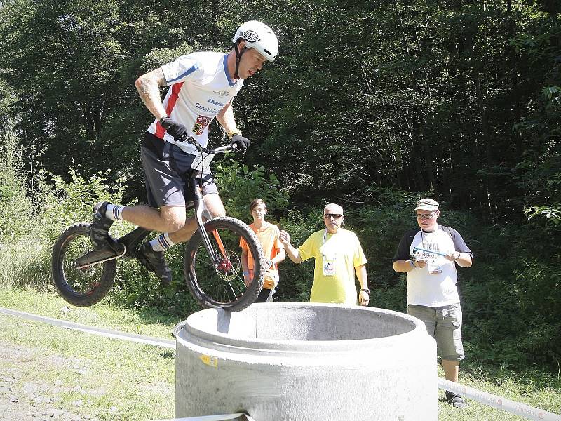 Biketrialista Václav Kolář.