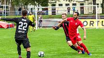 Blanenští fotbalisté (v červeném Haris Harba) v neděli podlehli Viktorii Žižkov 1:2.