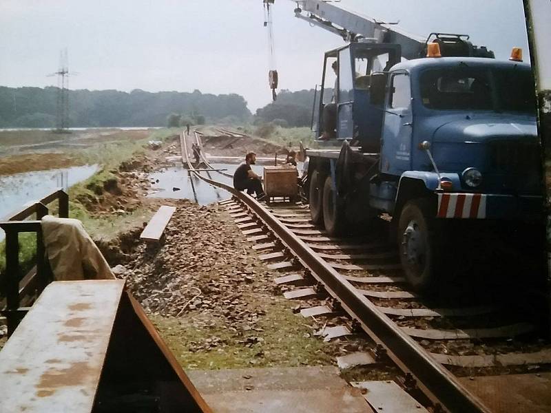 Voda v roce 1997 totálně zničila trať mezi Veselím nad Moravou a Bzencem.