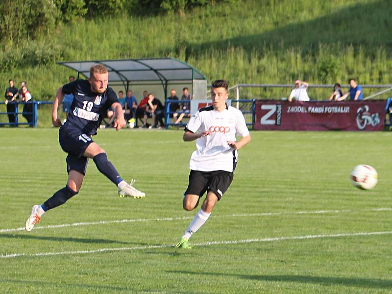 V utkání fotbalové divize D porazilo Blansko (modré dresy) Slovan Havlíčkův Brod 5:0. Před utkáním předali hráči svůj dar - šek na 15 000 korun - Domovu Olga.