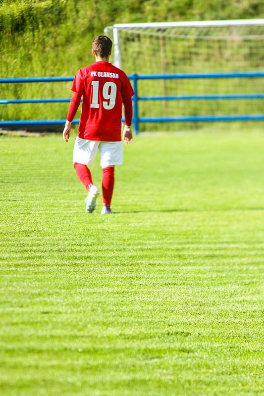 Blanenští fotbalisté (v červených dresech) v úvodním přípravném duelu zdolali rovněž třetiligovou Vrchovinu 2:1.