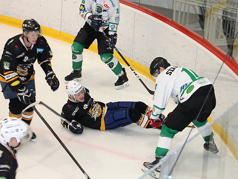 V posledním letošním utkání krajské ligy porazili hokejisté Sokola Březina (černé dresy) na domácím vyškovském ledě HC Štika Rosice 8:2.