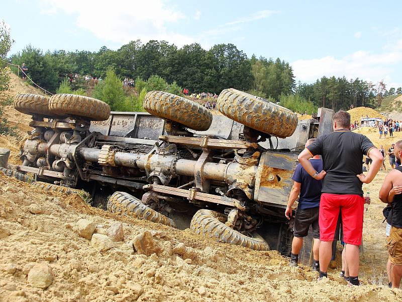 Závod mistrovství republiky v Truck Trialu v pískovně u Kunštátu opět nabídl mimořádně dramatické situace.