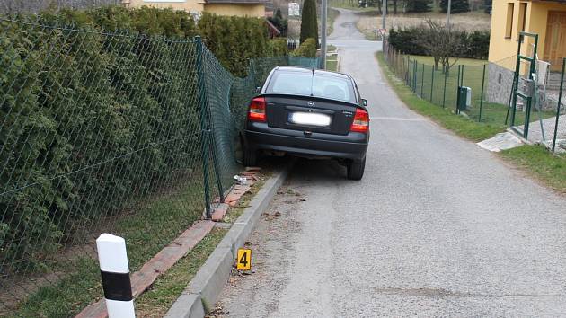 Pořádně pod parou sedl za volant v úterý odpoledne čtyřicetiletý muž v Boskovicích. Opilý řidič Opelu Astra nejprve narazil do protijedoucího auta a pak jeho jízda skončila nárazem do plotu u rodinného domku v Mladkově. 