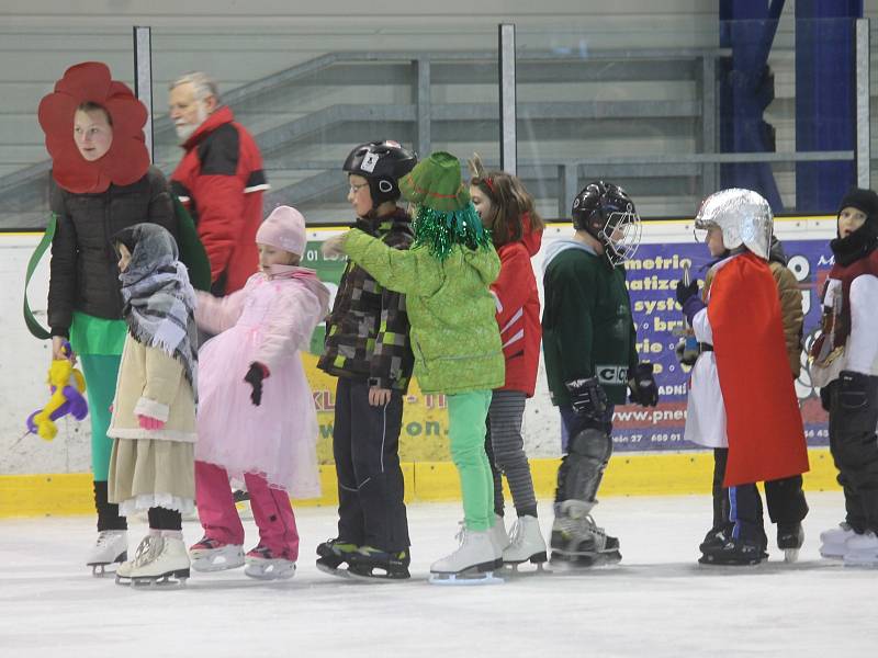 Děti v maskách dováděly na ledě.