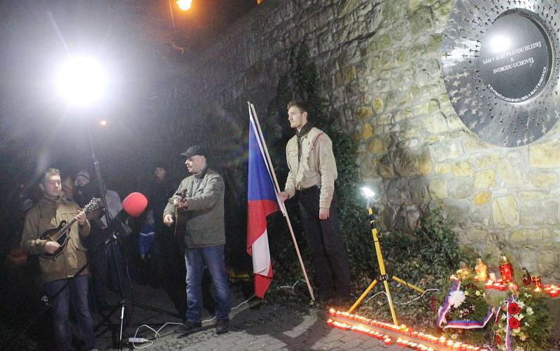 Boskovičtí uctili památku obětí totalitních režimů a také teroristických útoků v Paříži. U tamního kostela svatého Jakuba staršího.