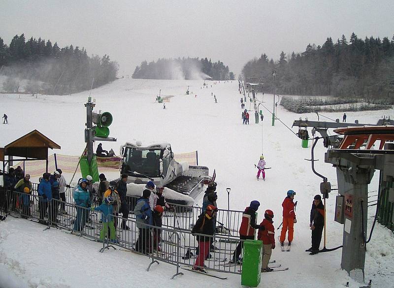 V Olešnici v pátek před obědem otevřeli sjezdovku. Nová lyžařská sezóna začíná.
