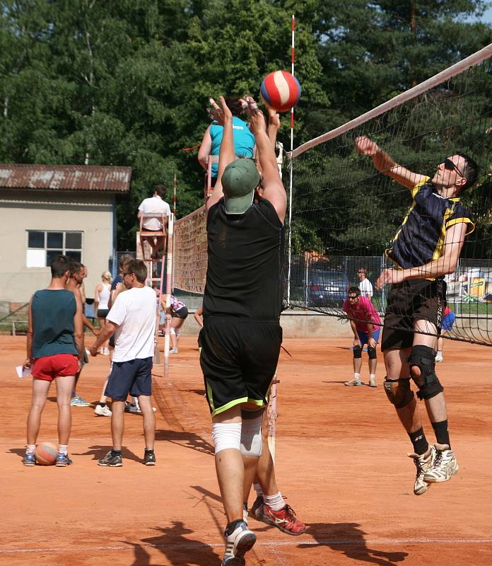 Tři antukové kurty na Sportovním ostrově Ludvíka Daňka ovládl v sobotu volejbalový turnaj O pohár předsedy ASK Blansko. Na dvaatřicátý ročník přijelo devět smíšených družstev. Vyhrály Boskovice.