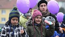 Desítky balónků poslaly děti k nebi v pátek odpoledne v Adamově. S přáním Ježíškovi. 