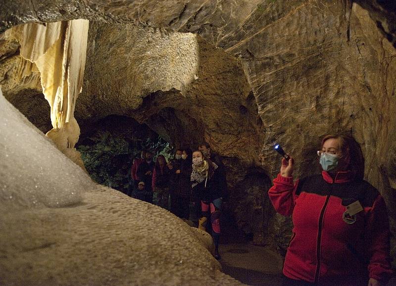 Paní průvodkyně ukazuje útvar Anděl v Punkevních jeskyních.