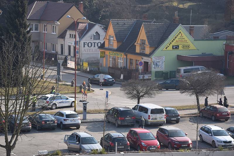 Zákazy vjezdu, policisté v reflexních bundách, těžká stavební technika. Ve středu ráno začala v centru Blanska tříměsíční uzavírka. Dělníci se totiž pustili do opravy kanalizace a vodovodu. Později tam přijde na řadu rekonstrukce silnic a chodníků.