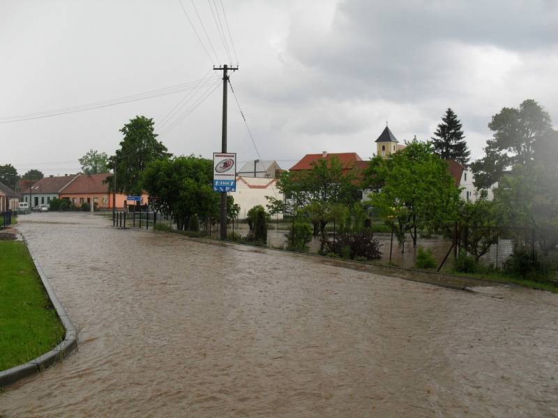 Tak to v Černovicích vypadalo při pondělní bleskové povodni. 