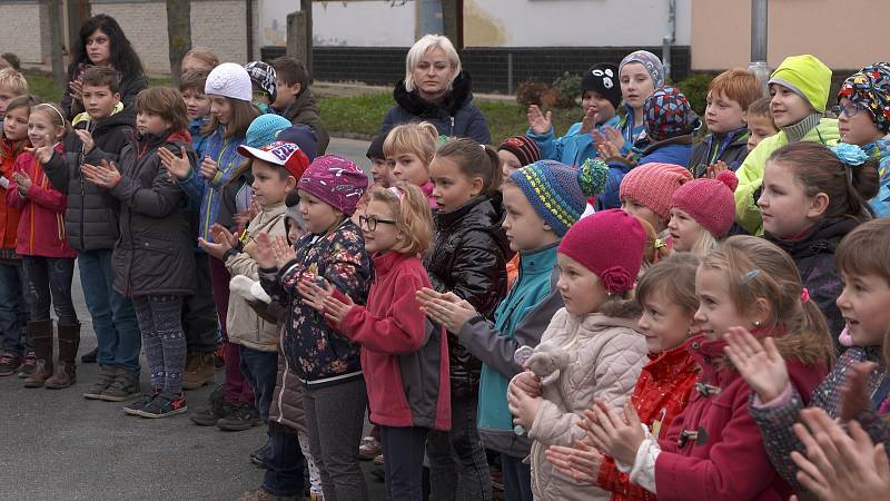 Pilot Britského královského letectva Zdeněk Škarvada by se 8. 11. 2017 dožil sta let. V jeho rodné Olešnici na jeho počest odhalili u vchodu základní školy pamětní desku