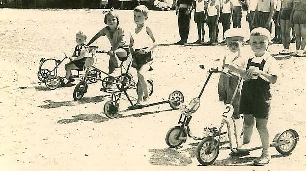 Sportovní odpoledne na hřišti. Konec padesátých let.