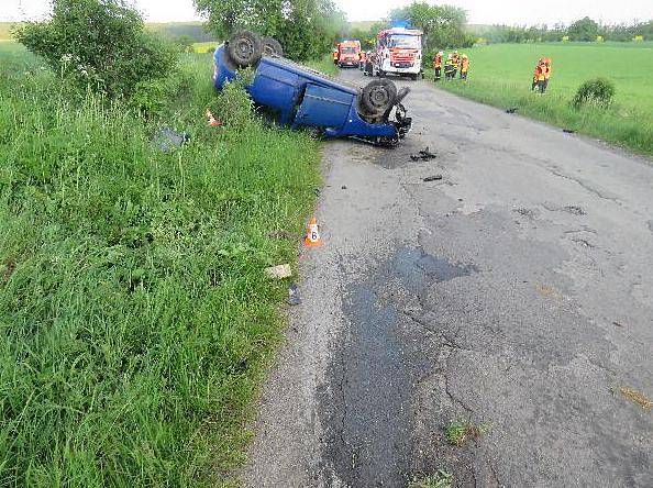 Muž pod vlivem alkoholu usedl za volant své Škody Fabia a vyjel mimo silnici. Následně strhl řízení a dostal se do smyku, při kterém došlo k nárazu do stromu, od kterého se odrazil a převrátil auto na střechu.