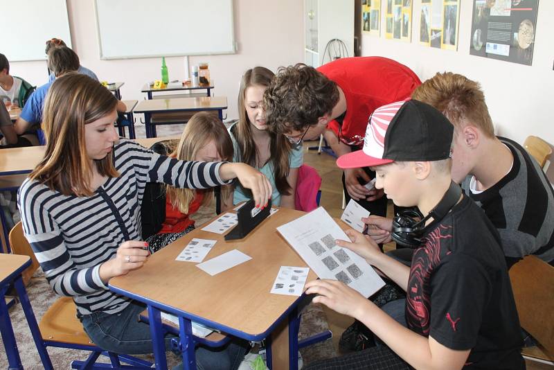 Netradiční hodina chemie, kterou rájeckým gymnazistům předvedli studenti Vysoké školy chemicko-technologické v Praze.