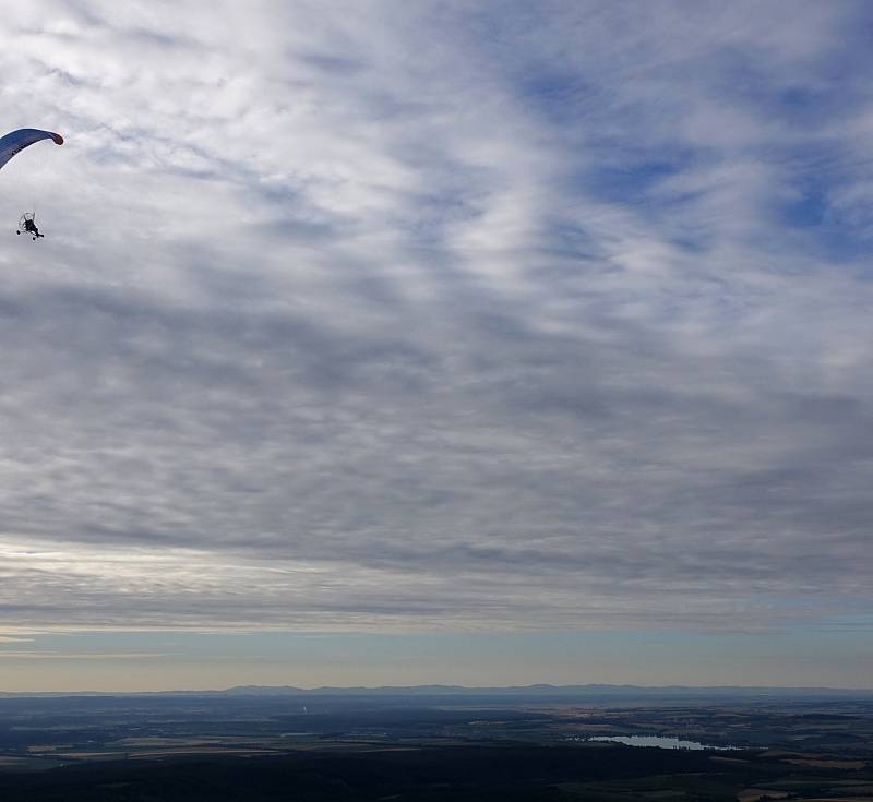 Paraglidista Petr Buchta z Adamova na Blanensku tentokrát vyměnil krásy Moravského krasu z ptačí perspektivy za kraj vinic, řeky Dyje a jezer pod Pálavou. Poznáte, nad kterými místy na Břeclavsku a v Rakousku létal? Se svolením Petra Buchty