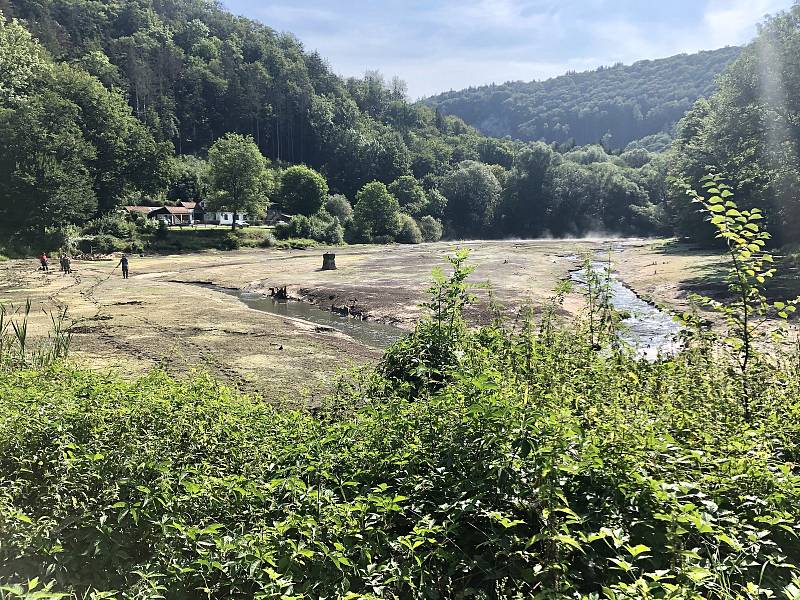 Jakubovo jezero na říčce Punkvě v Moravském krasu je vypuštěné. Kvůli opravě stavidel.