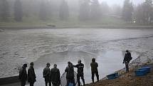 Jedenáct let po nákladném odbahnění a úpravách břehů byla blanenská přehrada Palava v sobotu opět bez vody. Kvůli připravované opravě vadného potrubí, které vede skrz hráz. Brzy ráno začali rybáři s výlovem.