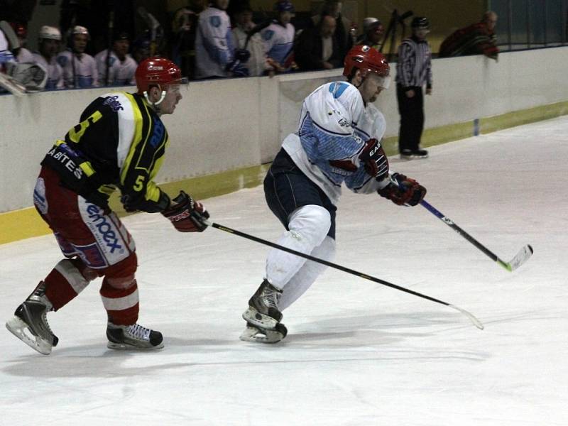 Hokejsté Blanska (v bílém) prohráli doma s Velkou Bíteší 2:4.