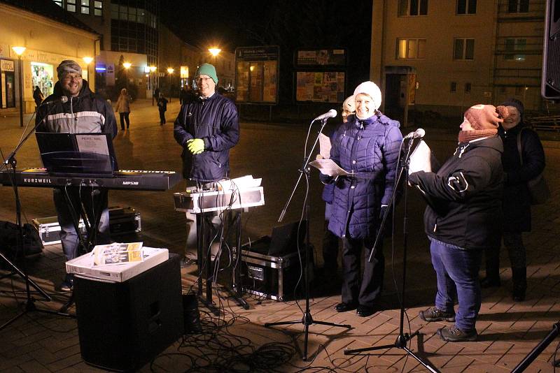K projektu Česko zpívá koledy se přidali i lidé v Blansku. Na Rožmitálově ulice zpívala více než stovka lidí.