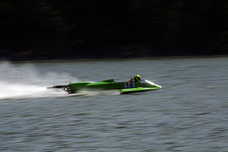 Rychlostní závody motorových člunů mají stejně dlouhou tradici, jako závody motocyklů nebo aut. Jezdí se na volném moři nebo na uzavřených plochách, jako je jedovnický rybník Olšovec.