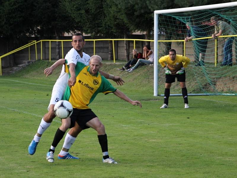 Fotbalisté Ráječka (ve žlutozeleném).