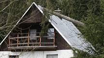 Hasiči a policisté evakuovali v neděli chatovou oblast v lese mezi obcemi Velenov a Suchý. Kvůli vichřici, která v kolonii pokácela stromy. Zákaz vstup platí do pondělního poledne.