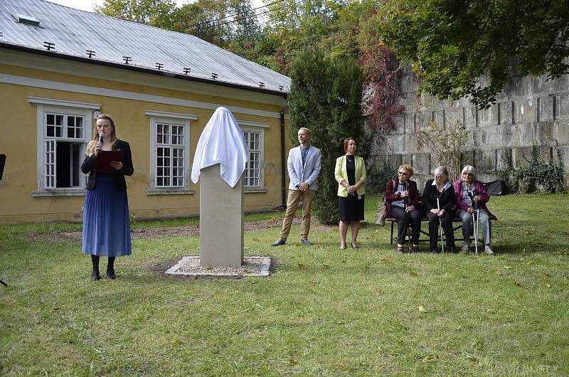 Třicet let. Téměř polovinu života spojil akademický sochař Karel Otáhal s Velkými Opatovicemi na Blanensku. Zde před půl stoletím také zemřel. Místní mu u příjezdovém cesty v parku poblíž tamního zámku nedávno odhalili pomník.