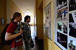 Výstava fotografií v prostorách boskovického gymnázia přibližuje devatenáct ročníků Festivalu Boskovice. Na úterní vernisáži lidem zahrály kapely Teclo, Champ de tir a Bad Penny.