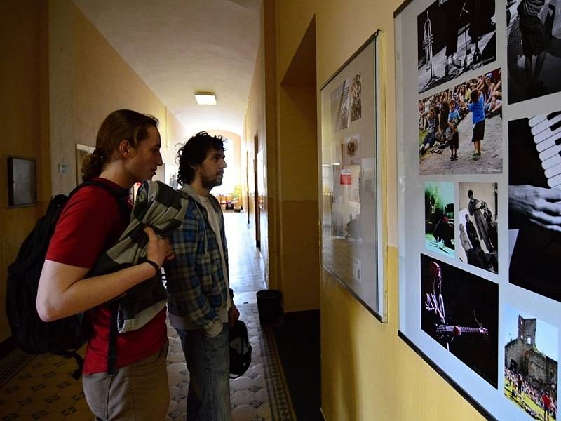 Výstava fotografií v prostorách boskovického gymnázia přibližuje devatenáct ročníků Festivalu Boskovice. Na úterní vernisáži lidem zahrály kapely Teclo, Champ de tir a Bad Penny.