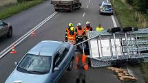 Osobní auto, které na přívěsu přepravovalo malotraktor, do cíle podle plánu nedorazilo. Vozík se totiž u Voděrad na Blanensku krátce před středečním polednem převrátil.