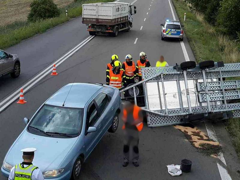 Osobní auto, které na přívěsu přepravovalo malotraktor, do cíle podle plánu nedorazilo. Vozík se totiž u Voděrad na Blanensku krátce před středečním polednem převrátil.