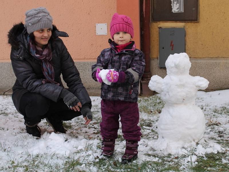 V neděli večer začalo i na Blanensku sněžit a sněhové závěje rostly celou noc. K žádným větším komplikacím však prozatím nedošlo.