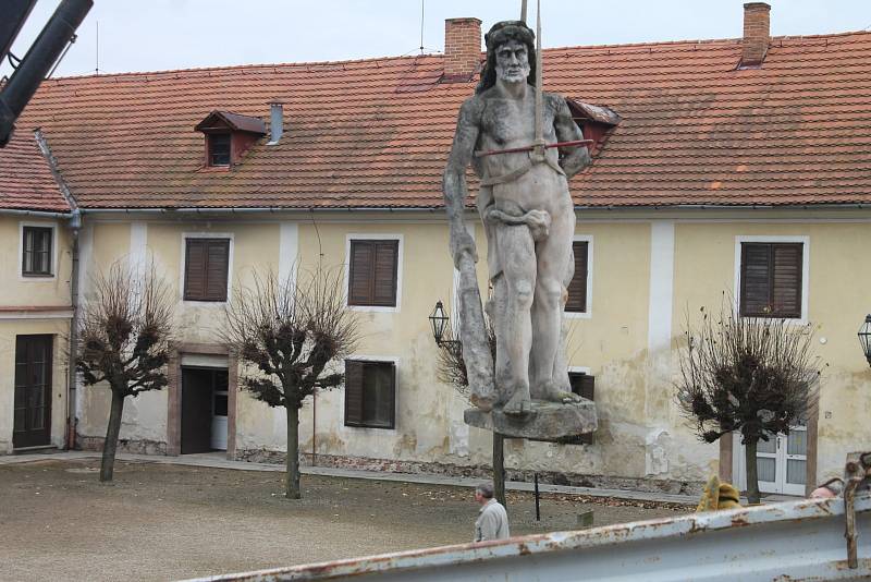 Sochu Herkula si odvezli restaurátoři. Před lysickým zámkem bude opravená stát na jaře.